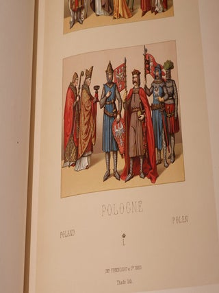 Le Costume Historique. Cinq Cents Planches, trois cents en couleurs, or et argent. Deux cents en camaieu. Types principaux du vetement et de la parure rapproches de ceux de l'interieur de l'habitation dans tous les temps et chez tous les peuples, avec de nombreux details sur le mobilier, les arms, les objets usuels, les moyens de transport, etc.