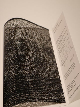"Schriftritzung in schwarz beschichtetes Glas" from Die Gegenbilder: Objekte der Tiefenreflexion