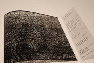 "Schriftritzung in schwarz beschichtetes Glas" from Die Gegenbilder: Objekte der Tiefenreflexion