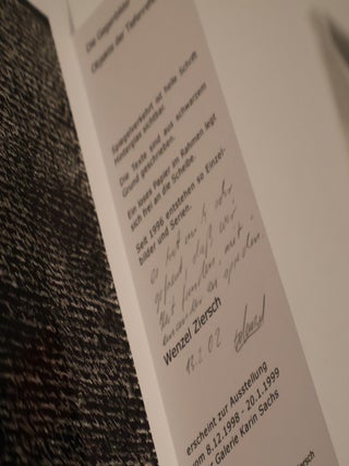"Schriftritzung in schwarz beschichtetes Glas" from Die Gegenbilder: Objekte der Tiefenreflexion