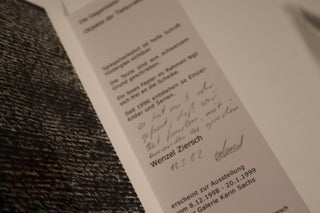 "Schriftritzung in schwarz beschichtetes Glas" from Die Gegenbilder: Objekte der Tiefenreflexion